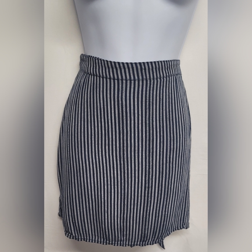 American Eagle M Blue Striped Wrap Around Mini Skirt Very Nice Cond
